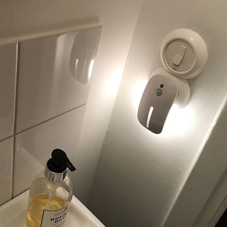 Nattlampa med ljus- och rörelsesensor