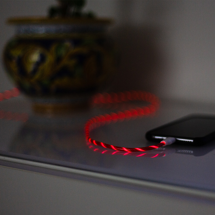 USB-kabel med synlig ström