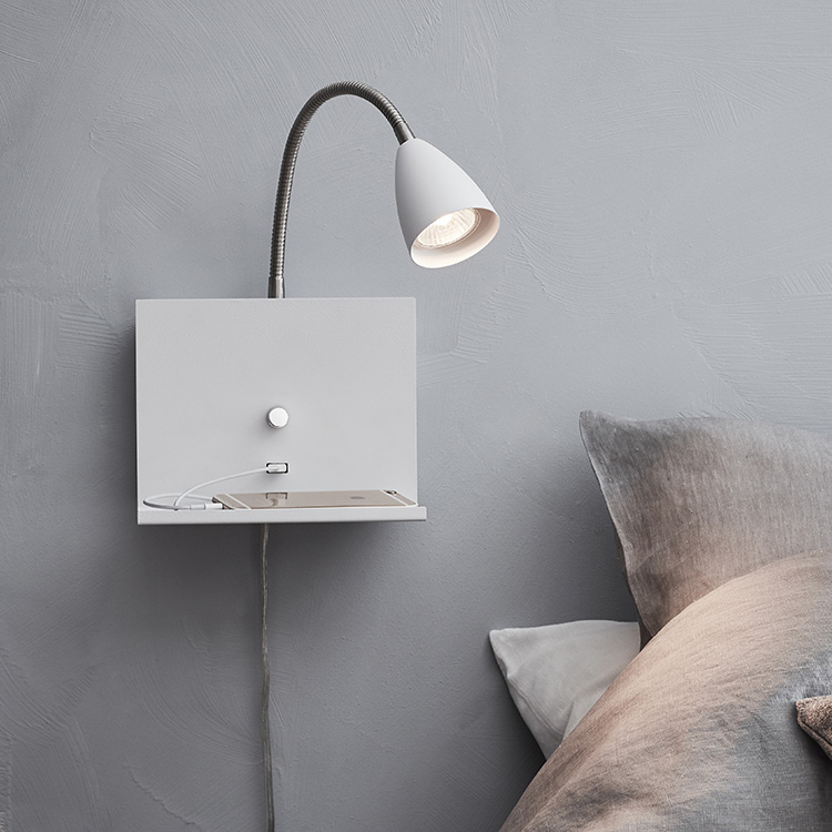 Vägglampa med hylla och USB-uttag