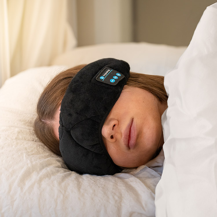 Sovmask med trådlösa hörlurar