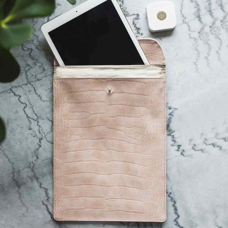 Läs mer om Signalblockerande iPadväska med lås, Rosa