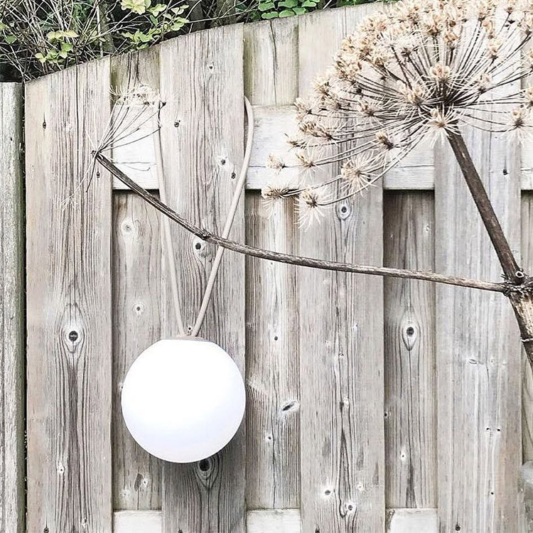 Klotformad trädgårdslampa Fatboy, Ljusgrå