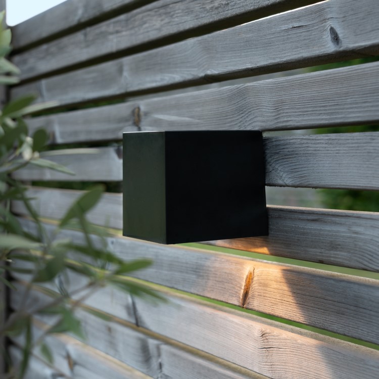 Solcellsladdad vägglampa