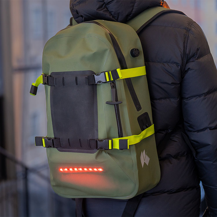 Läs mer om Vattentät ryggsäck med belysning 30 liter, Grön