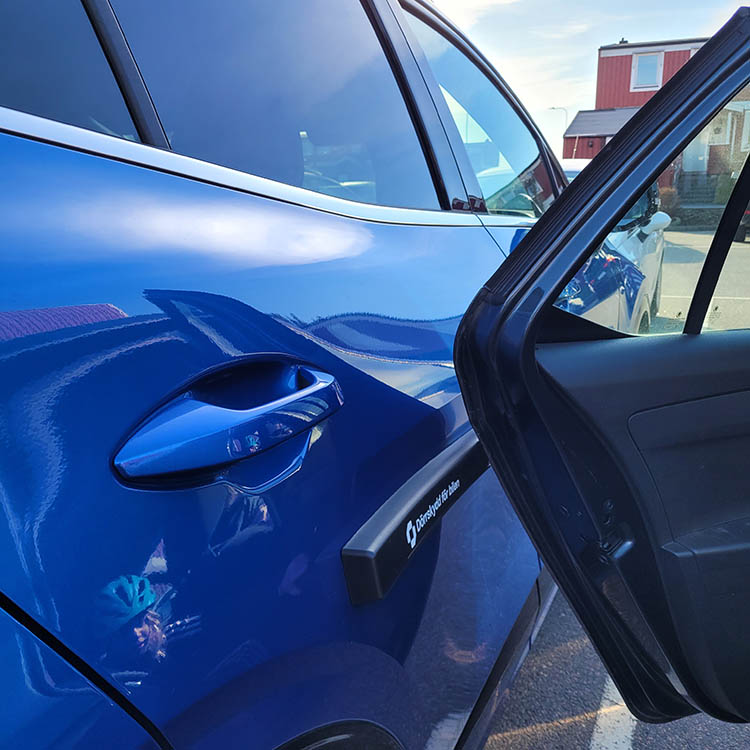 Magnetiska dörrskydd till bilen