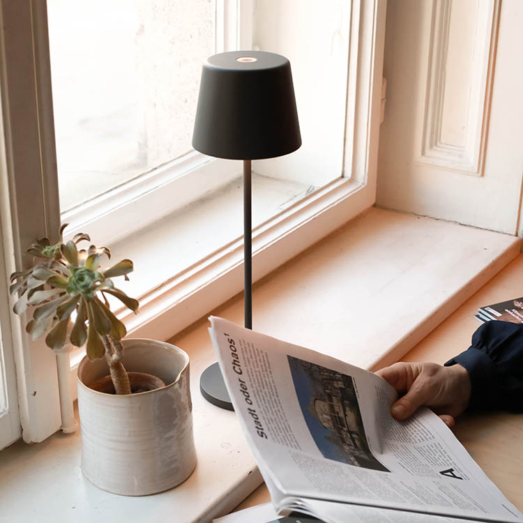 Läs mer om Uppladdningsbar bordslampa, Molto Luce Aesta, Svart