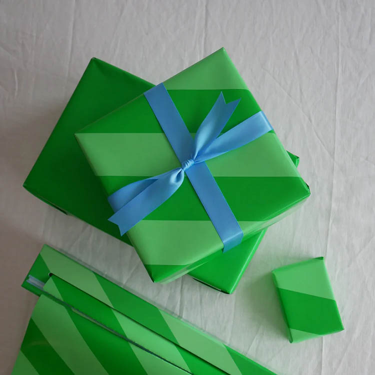 Presentpapper i box med skärklinga, Grön 66 cm