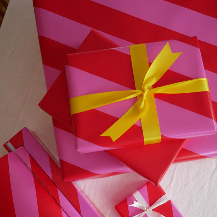 Presentpapper i box med skärklinga, Röd/Rosa 33 cm