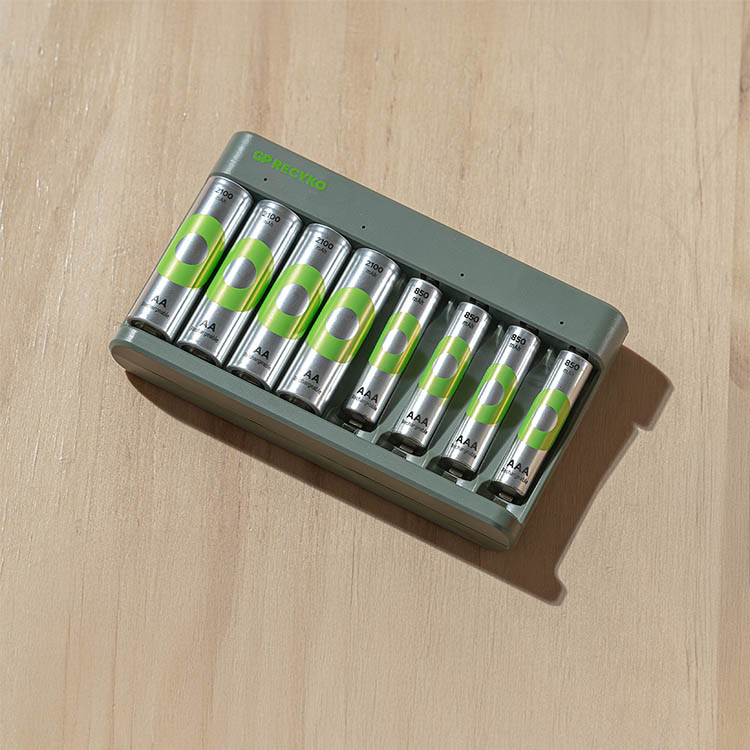 Batteriladdare med batterier, GP ReCyko