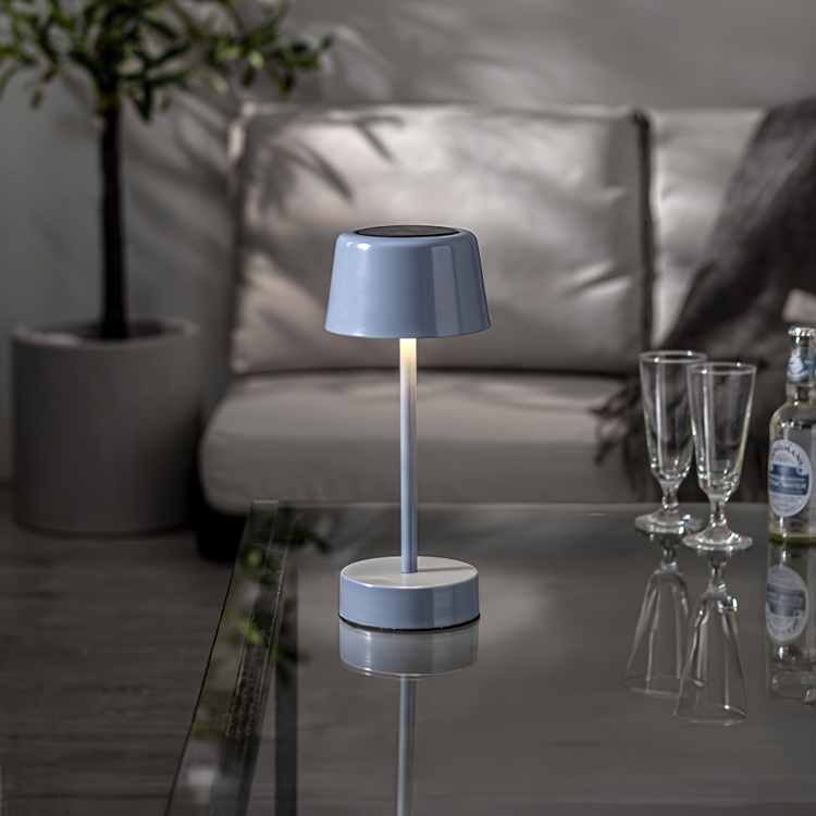 Liten solcellsladdad bordslampa