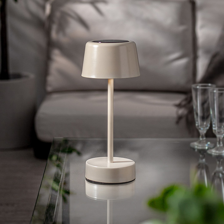 Liten solcellsladdad bordslampa