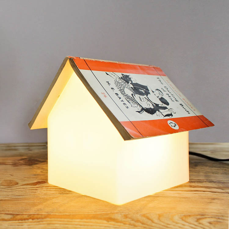 Bokställ med lampa