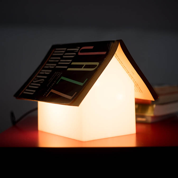 Bokställ med lampa