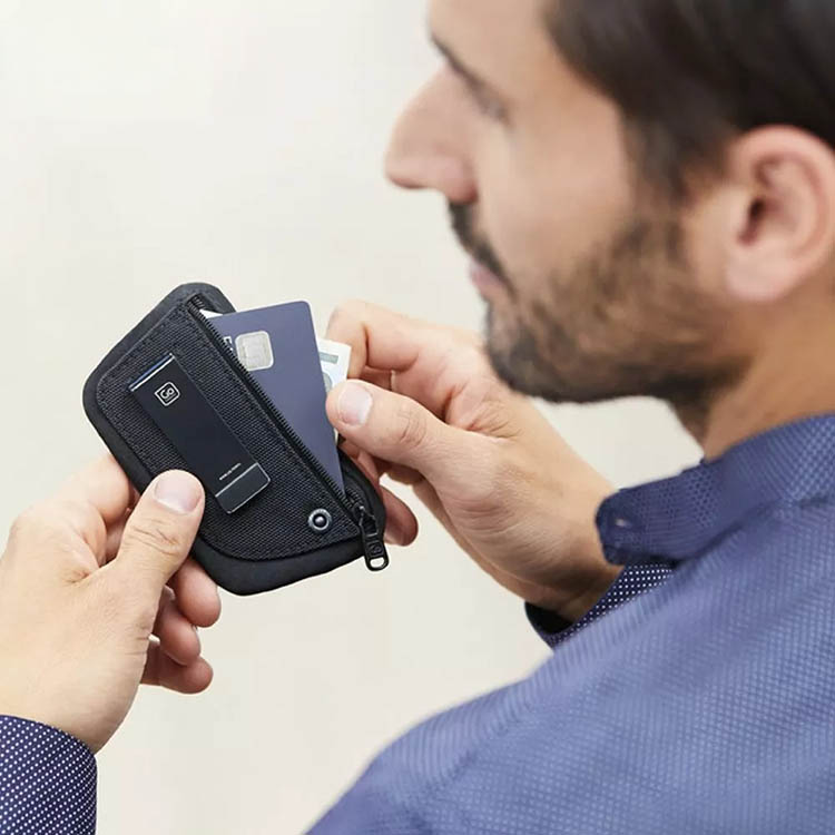 Korthållare med bältesklämma