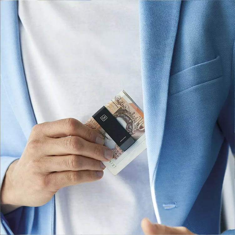 Korthållare med bältesklämma