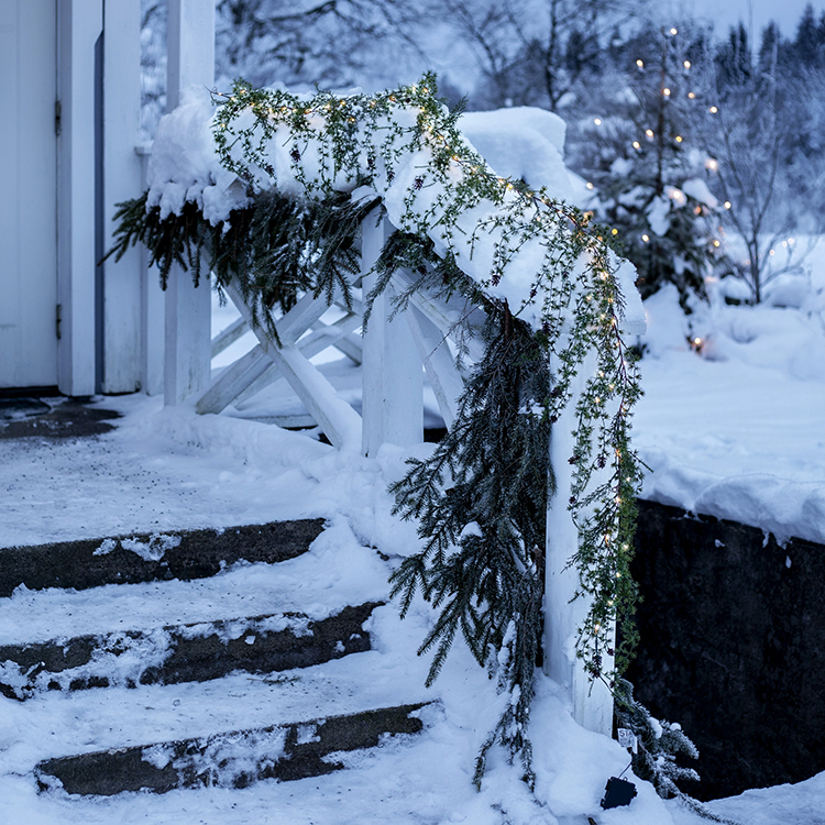 Girlang med hängande barrkvistar