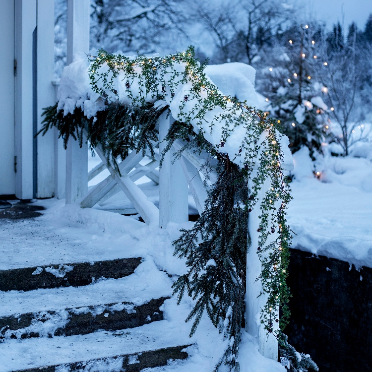 Girlang med hängande barrkvistar