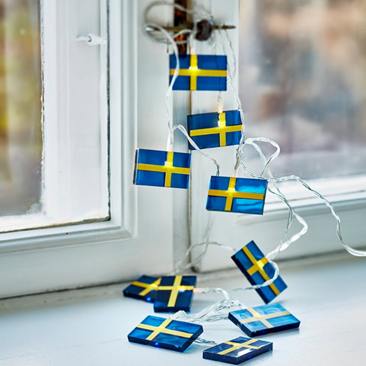 Ljusslinga med svenska flaggor