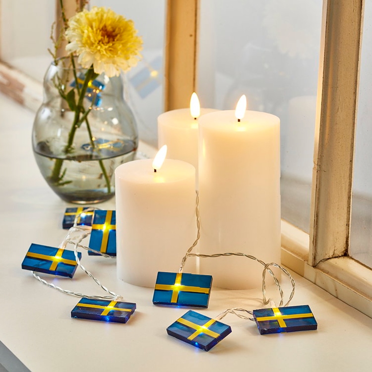 Ljusslinga med svenska flaggor