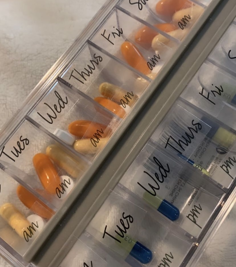 Ask för medicin med 14 fack, THE HOME EDIT PILL ORGANIZER, Transparent