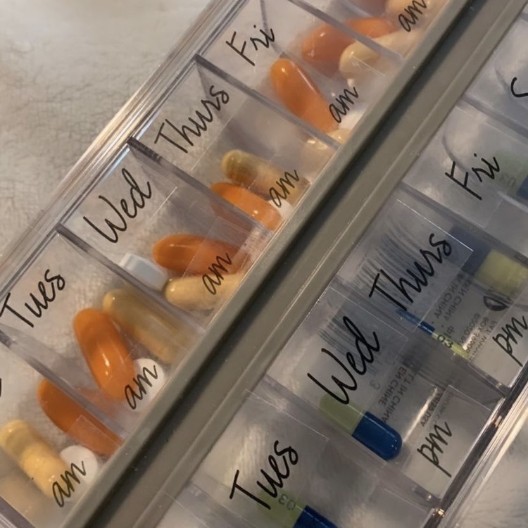 Ask för medicin med 14 fack, THE HOME EDIT PILL ORGANIZER, Transparent