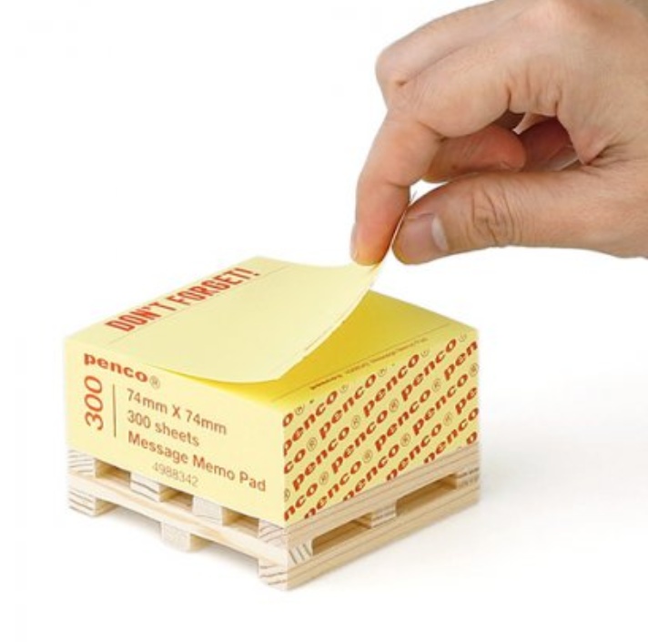 Blockkub på liten träpall, PENCO DON'T FORGET, 7,4 x 7,4 cm, Gul