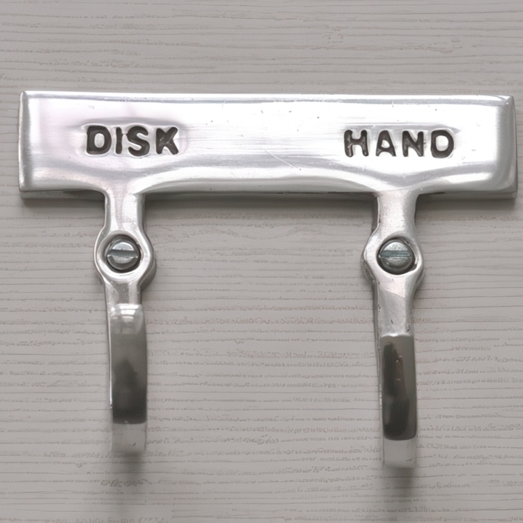 Dubbel krok med skylt, DISK & HAND, Exmez, Sandgjuten aluminium