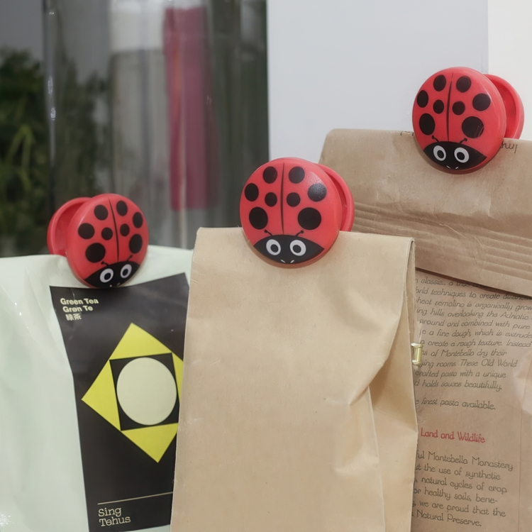 Klämmor, Nyckelpigor,  6 st, LADYBUG BAG CLIPS, Kikkerland, Röd / Svar