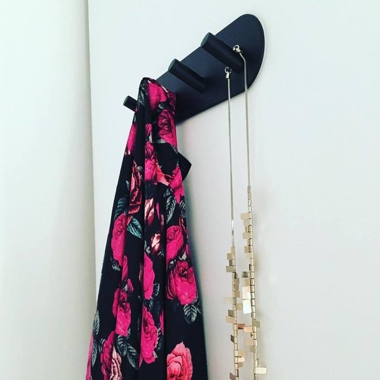 Kroklist, 4 krokar, Självhäftande, BESLAGSBODEN, 19,2 x H 4,8 cm, Svart