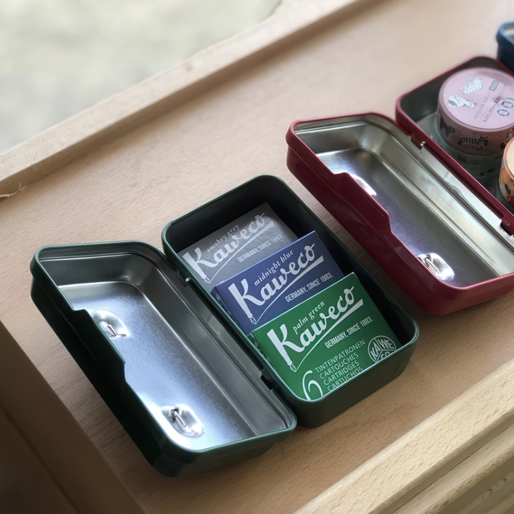 Liten Ask i plåt, TINY CONTAINER, 10,7 x 6,2 x H 3,4 cm, Hightide