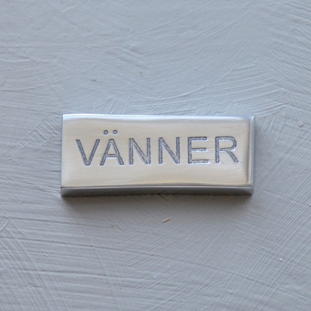 Liten skylt, VÄNNER, 5 x H 2 cm, Exmez, silver