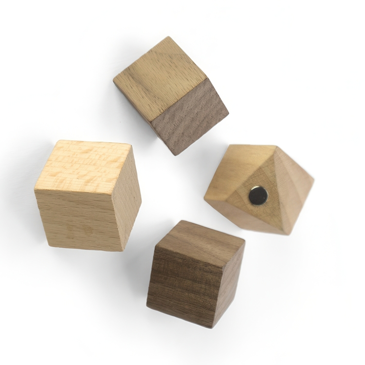 Magneter av trä, 4 st, WOOD CUBE 1,8  x 1,8  x 1,8 cm, Valnöt / Natur