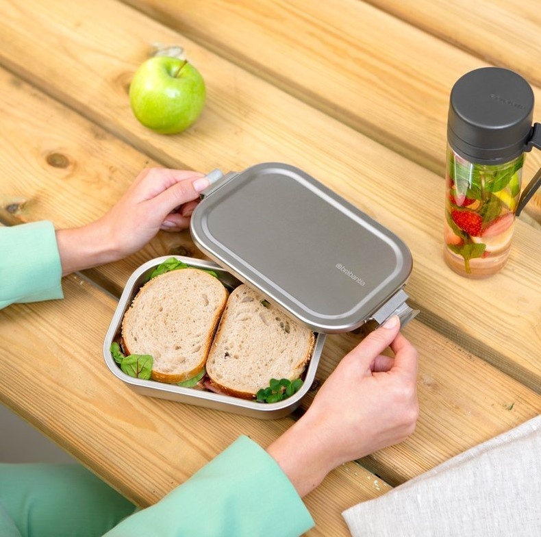 Matlåda i metall, 1,1 L, BRABANTIA MAKE & TAKE MEDIUM LUNCH BOX, 14,4 x 20,6 x H 5,8 cm, Silver