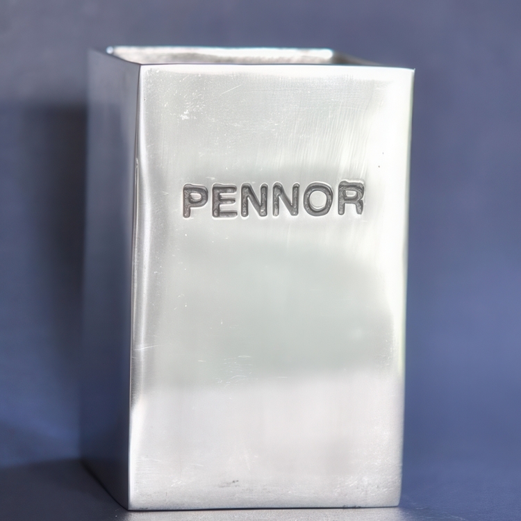 Pennställ i Sandgjuten aluminium, PENNOR, Exmez, 7 x 7 x H 11 cm, Silver