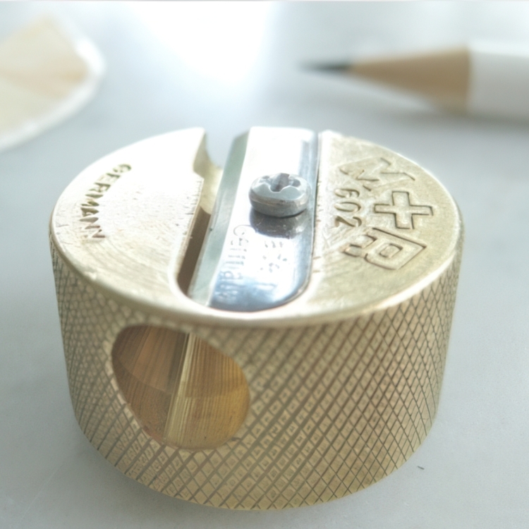 Pennvässare i metall, rund, M+R 602, ∅2,5 cm, Mässing
