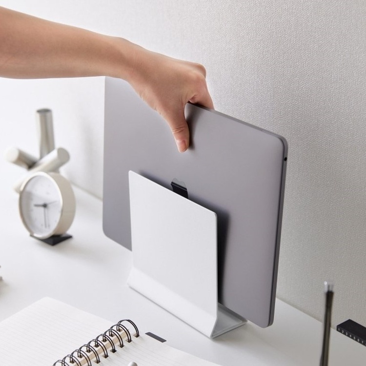 Platsbesparande ställ i metall, TOWER SLIM LAPTOP STAND, Yamazaki, Vit