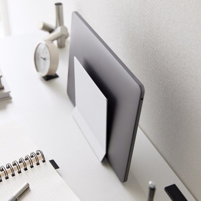 Platsbesparande ställ i metall, TOWER SLIM LAPTOP STAND, Yamazaki, Vit