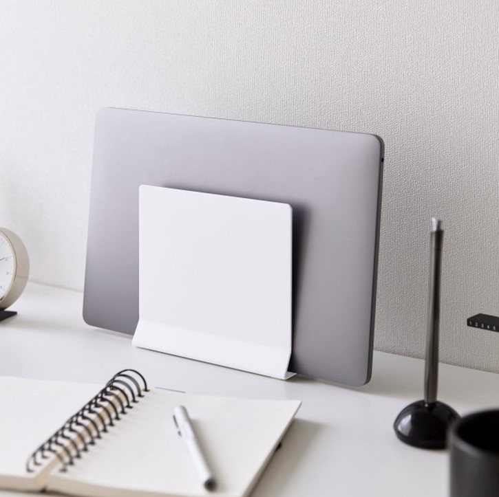 Platsbesparande ställ i metall, TOWER SLIM LAPTOP STAND, Yamazaki, Vit