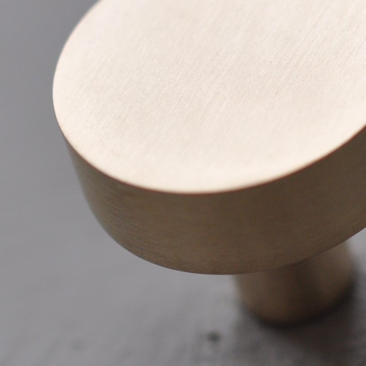 Rund knopp / Krok, Extra kraftig, GRANDE, Ø 3 cm, Borstad mässing