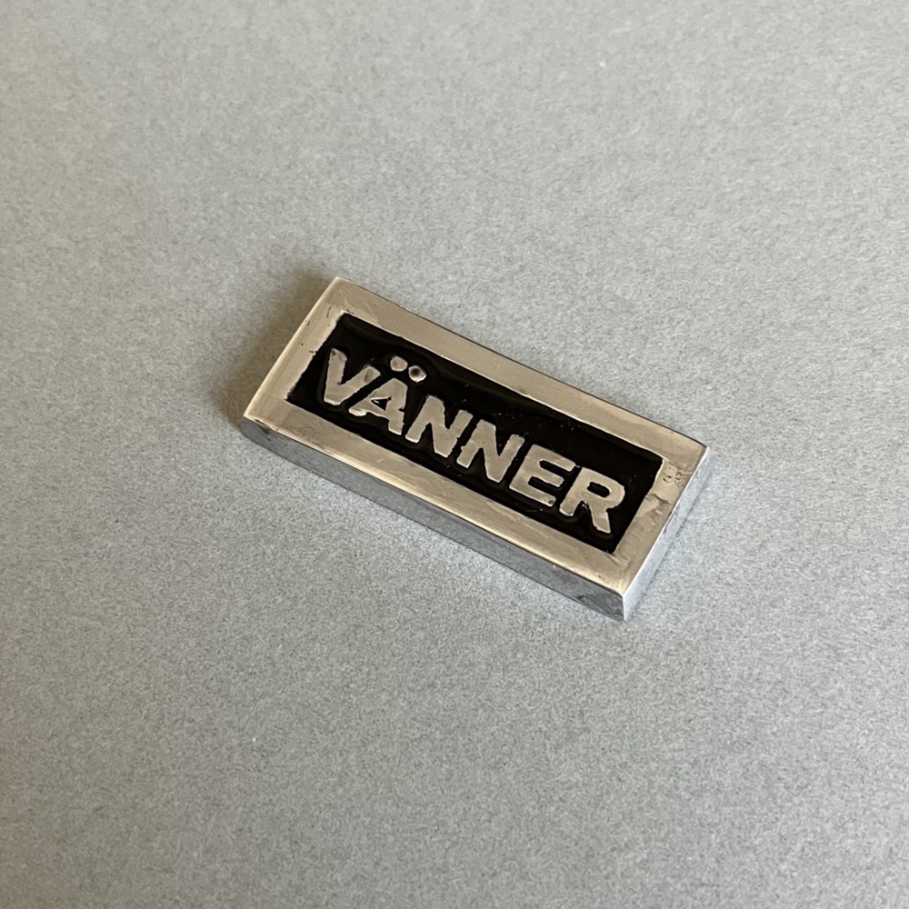 Skylt med ram, Aluminium, VÄNNER, Exmez, 4 x H 1,7 cm, Svart / Silver