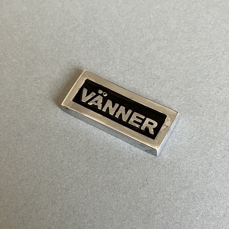 Skylt med ram, Aluminium, VÄNNER, Exmez, 4 x H 1,7 cm, Svart / Silver