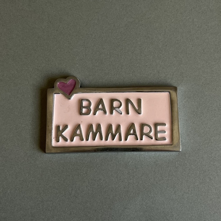 Skylt, BARNKAMMARE, 10 x 5,5 cm, Exmez, Sandgjuten aluminium, rosa