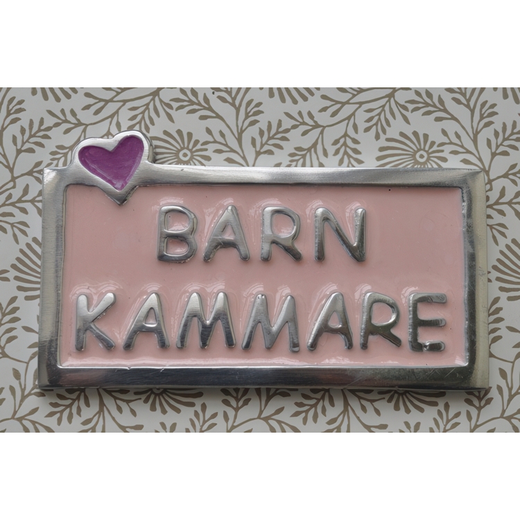 Skylt, BARNKAMMARE, 10 x 5,5 cm, Exmez, Sandgjuten aluminium, rosa