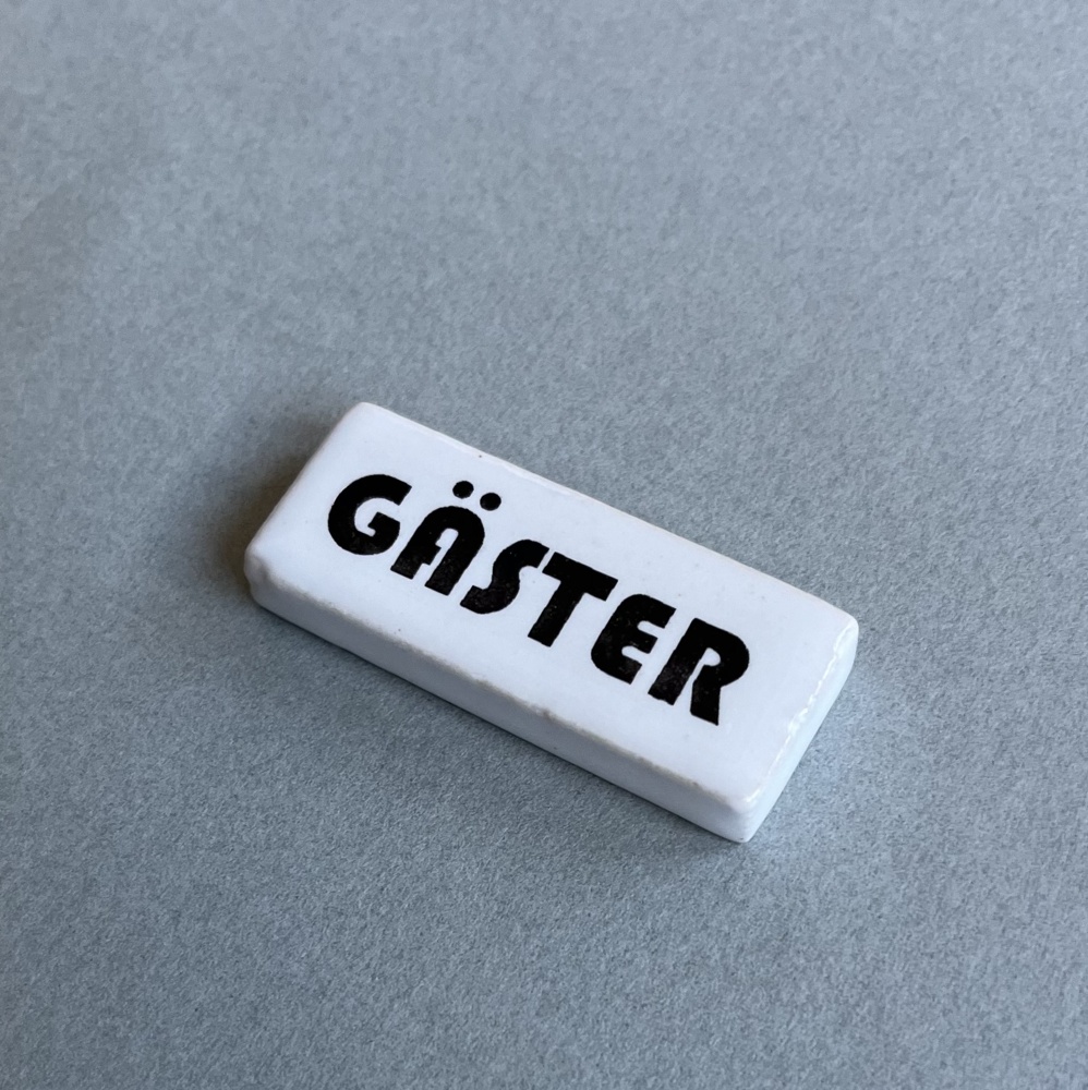 Skylt, i porslin, Bauhaus-stil, GÄSTER, 4,8 x H 2 cm, Vit