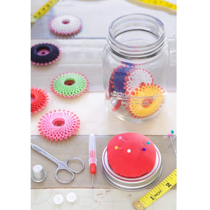 Sybehör i glasburk, MASON JAR SEWING KIT, Kikkerland, Klar / röd
