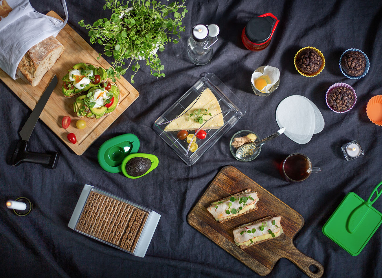 Uppdukat för brunch med ostkupa