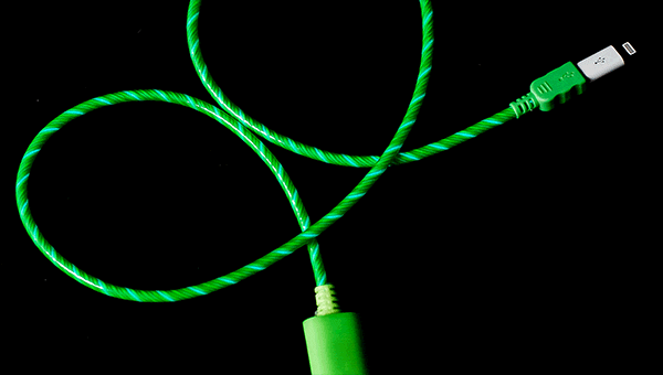 USB-kabel med synlig ström
