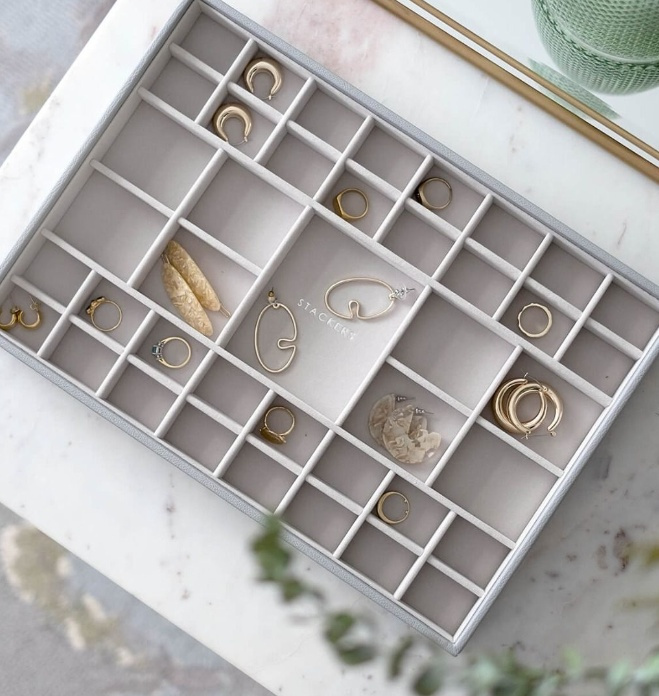 Bricka för smycken, 41 fack, Stort, SUPERSIZE STACKERS, 36 x 25 x H 4 cm, Pebble Grey i gruppen Förvaring / Sovrumsförvaring / Smyckesförvaring hos SmartaSaker.se (40246)