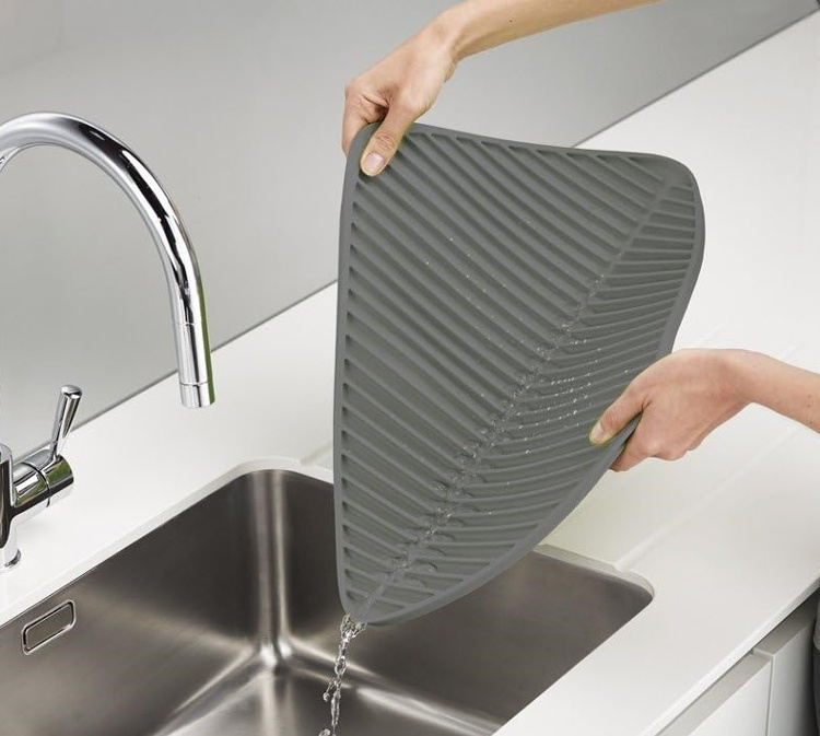Diskmatta, FLUME LARGE FOLDING DRAINING MAT, 31,5 x 43,5 cm, Joseph Joseph, Mörkgrå i gruppen Förvaring / Köksförvaring / Diskställ och diskbänk hos SmartaSaker.se (40420)