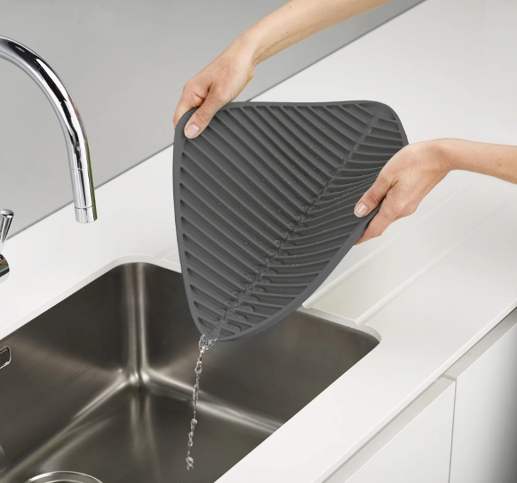 Diskmatta, FLUME SMALL FOLDING DRAINING MAT, 31,5 x 31,5 cm, Joseph Joseph, Mörkgrå i gruppen Förvaring / Köksförvaring / Diskställ och diskbänk hos SmartaSaker.se (40421)